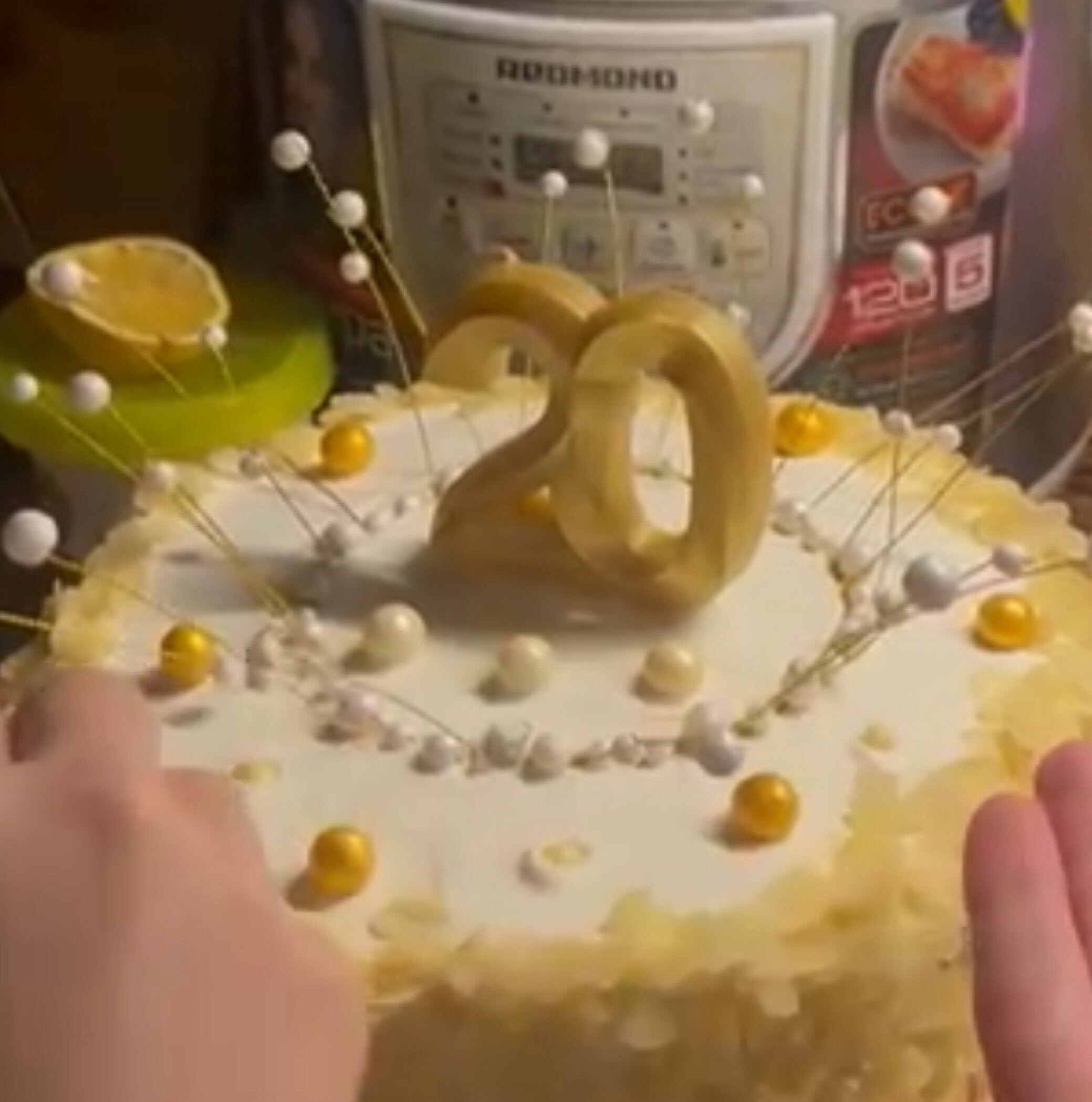 Фотография покупателя товара Свеча в торт юбилейная «Грань», цифра 10, золотой металлик, 6.5 см - Фото 4