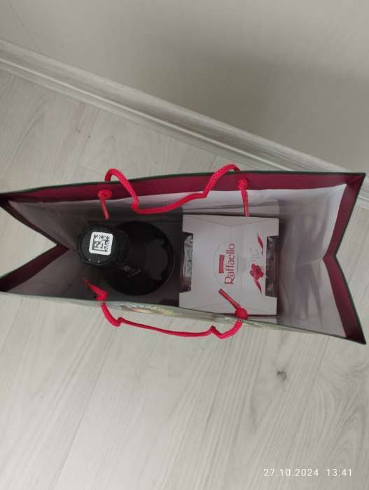 Фотография покупателя товара Пакет подарочный новогодний ламинированный «Празник в снегопад», 26×32×12 см - Фото 4