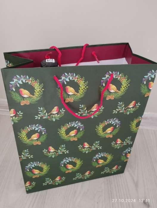 Фотография покупателя товара Пакет подарочный новогодний ламинированный «Празник в снегопад», 26×32×12 см - Фото 3