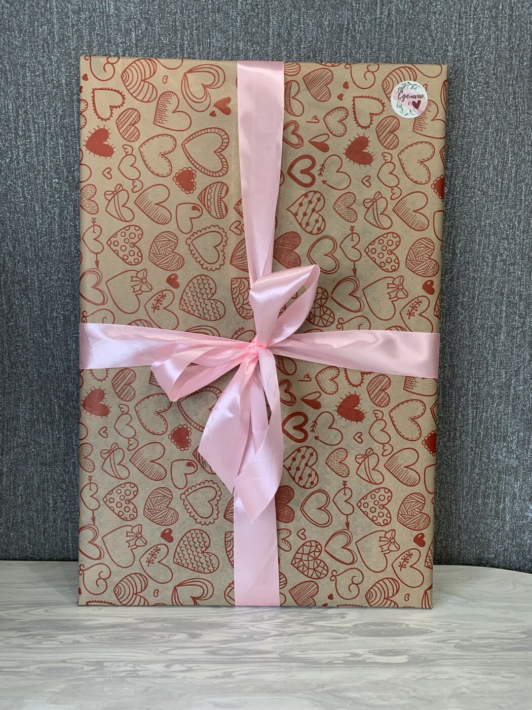 Фотография покупателя товара Бумага упаковочная крафт «Сердечки фигурные», красный, 40 г/м², 0.72×10 м - Фото 1