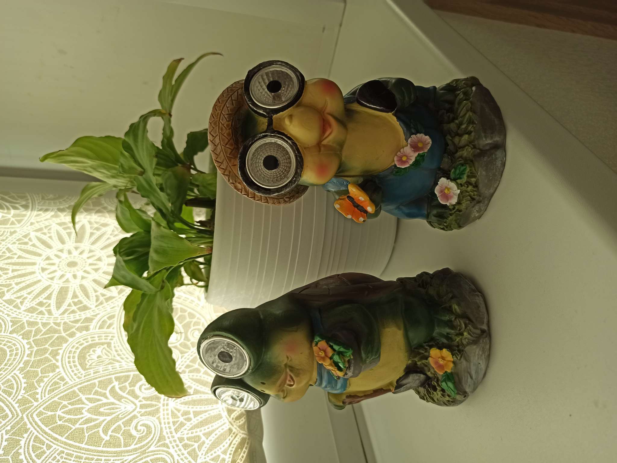 Фотография покупателя товара Садовый фонарь из полистоуна «Лягушонок с биноклем», 15×8×7 см - Фото 2