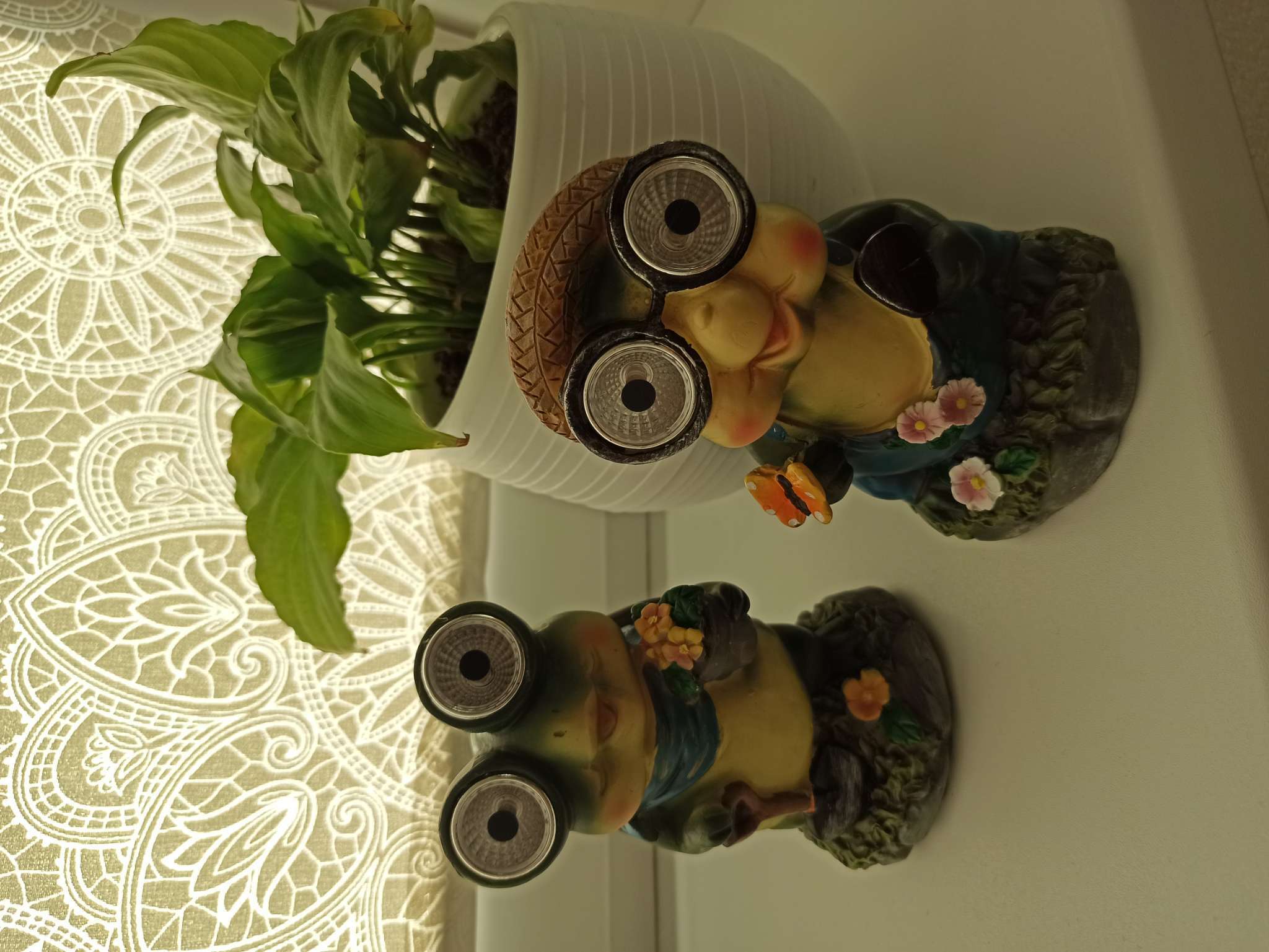 Фотография покупателя товара Садовый фонарь из полистоуна «Лягушонок с биноклем», 15×8×7 см - Фото 1