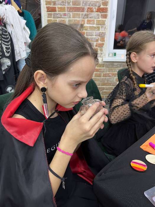 Фотография покупателя товара Серьги акриловые «Ножи» окровавленные, цвет красно-белый в чёрном металле - Фото 1