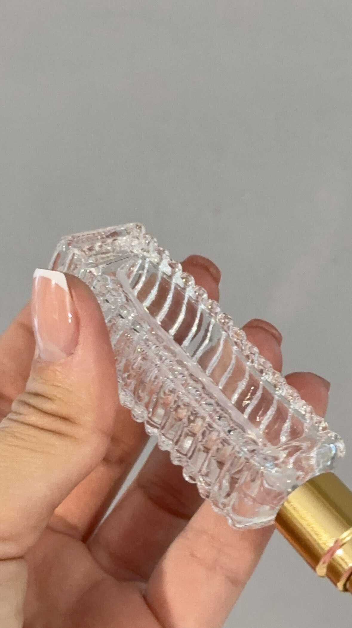 Фотография покупателя товара Флакон для парфюма «Прозрачный узор», с распылителем, 15 мл, золотистый - Фото 1