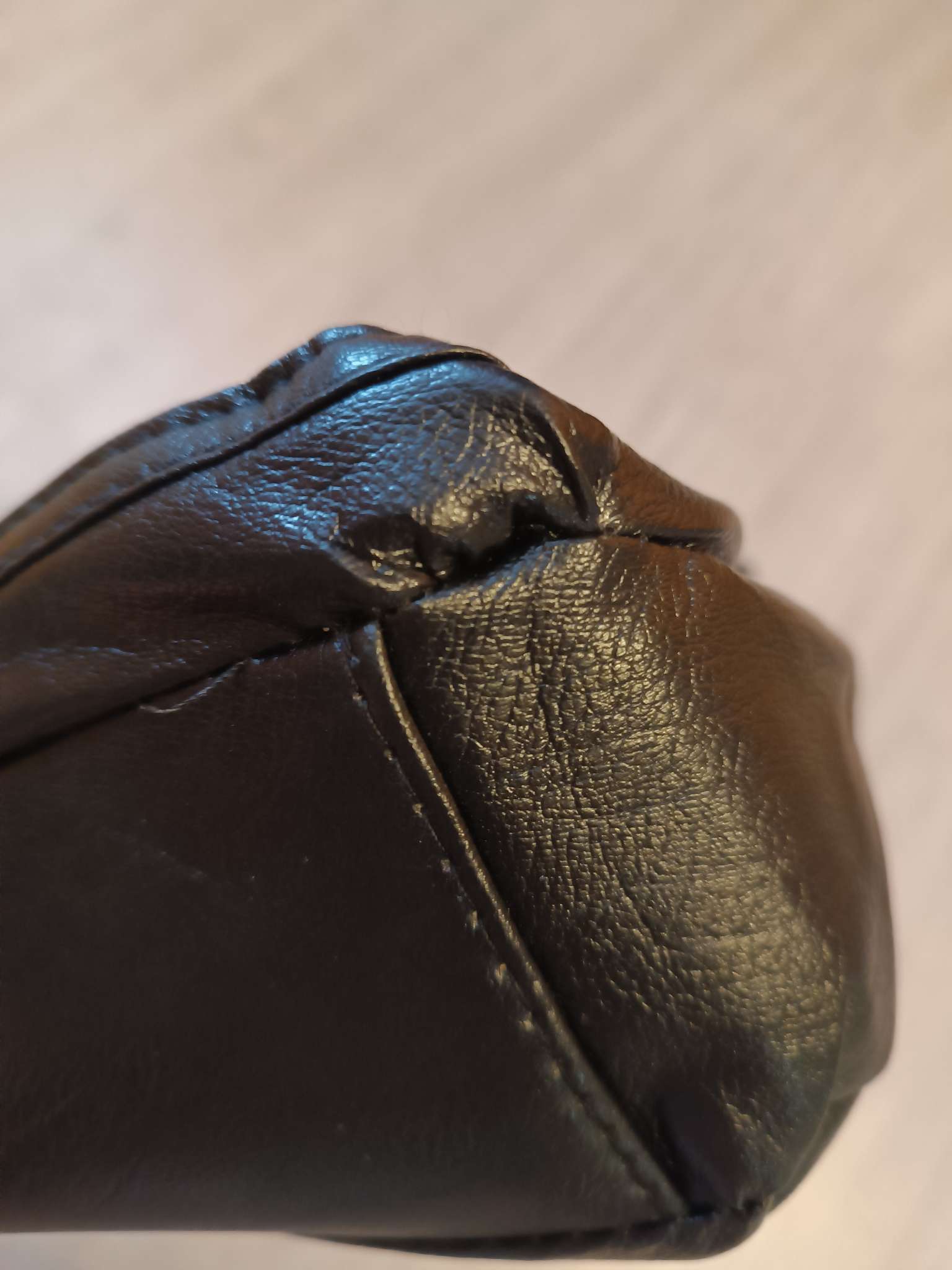 Фотография покупателя товара Сумка женская кросс-боди на молнии, 24×8×18 см, чёрная - Фото 2