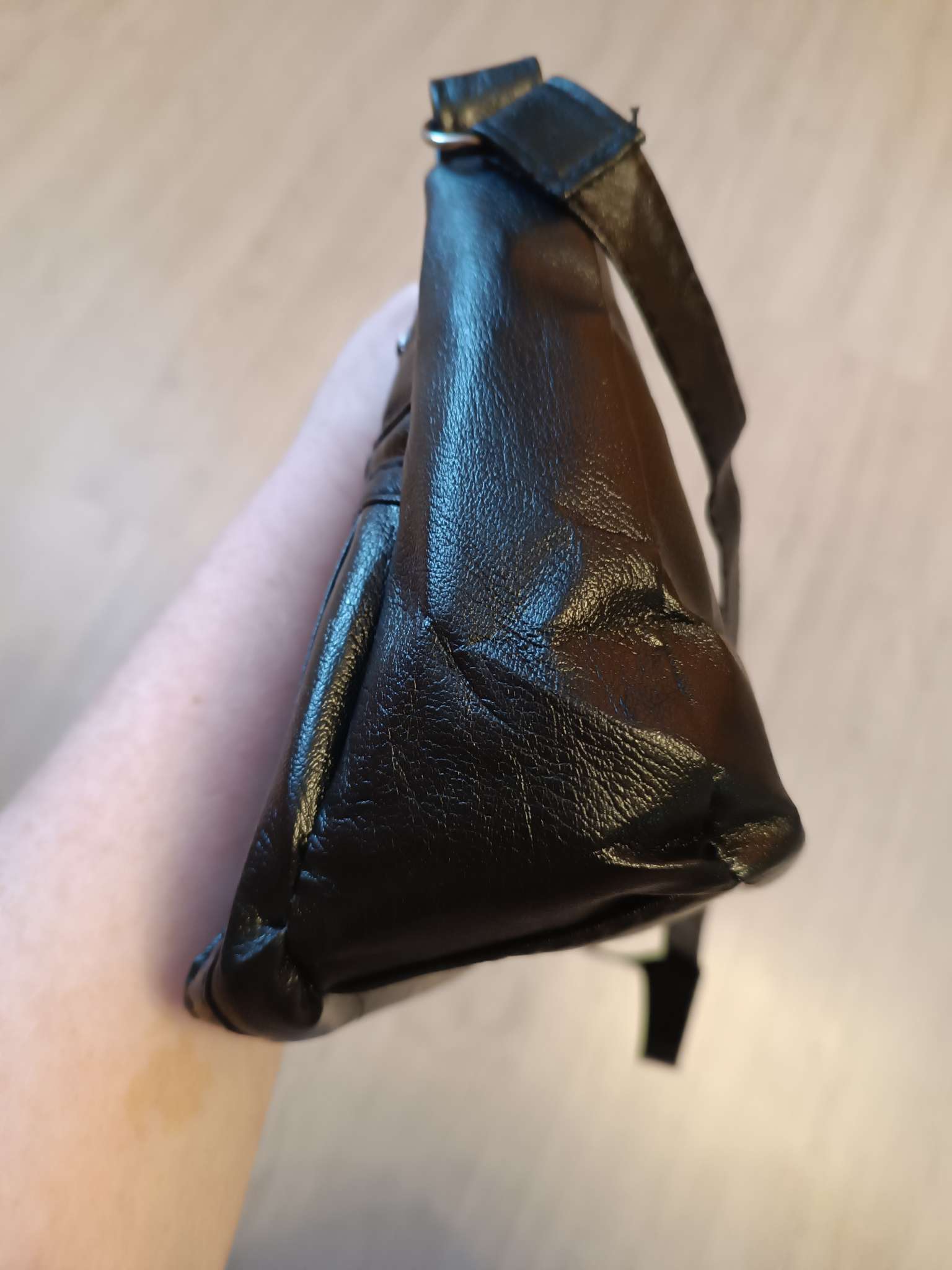 Фотография покупателя товара Сумка женская кросс-боди на молнии, 24×8×18 см, чёрная - Фото 1