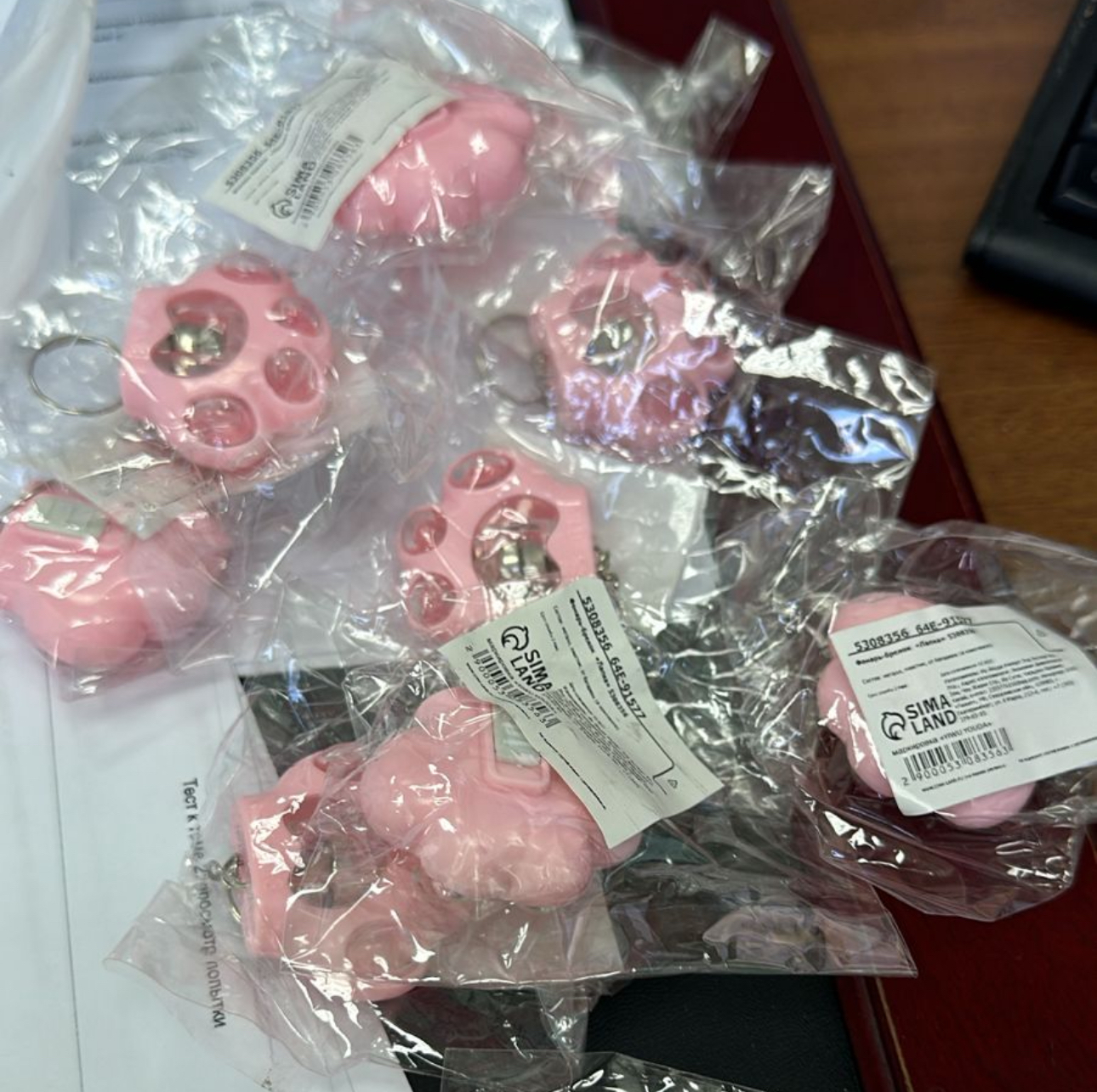 Фотография покупателя товара Фонарик брелок для ключей на кольце «Лапка», 1 режим, 3 LR41, 3.5×4 см, МИКС - Фото 4