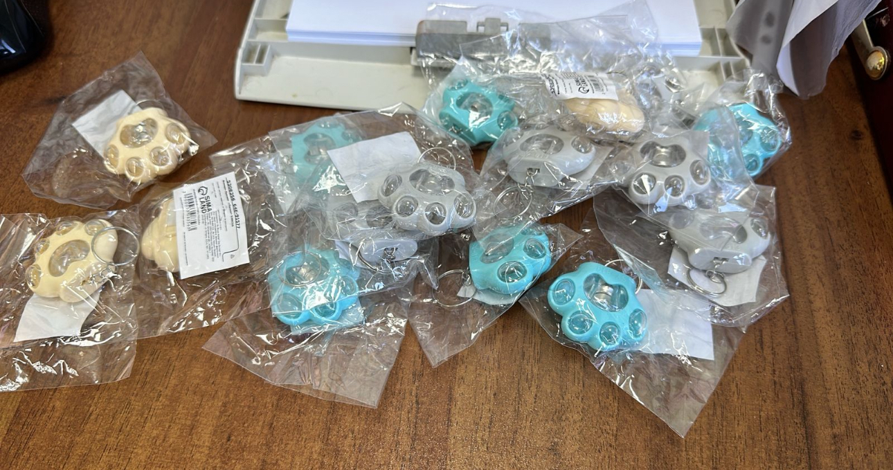 Фотография покупателя товара Фонарик брелок для ключей на кольце «Лапка», 1 режим, 3 LR41, 3.5×4 см, МИКС - Фото 3