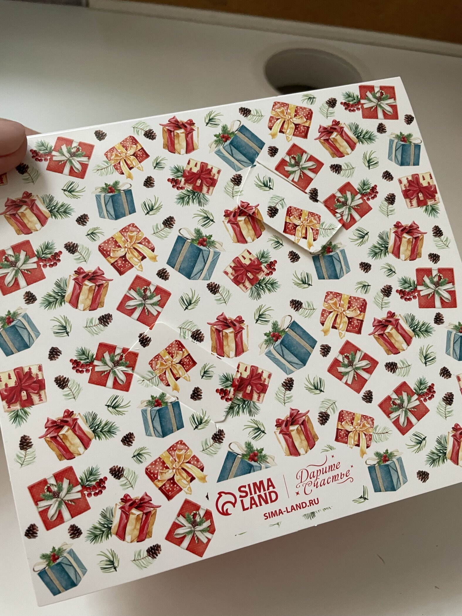 Фотография покупателя товара Коробка под 9 конфет с ячейками «С Новым годом!» 14.5×13.5×3.5 см - Фото 4