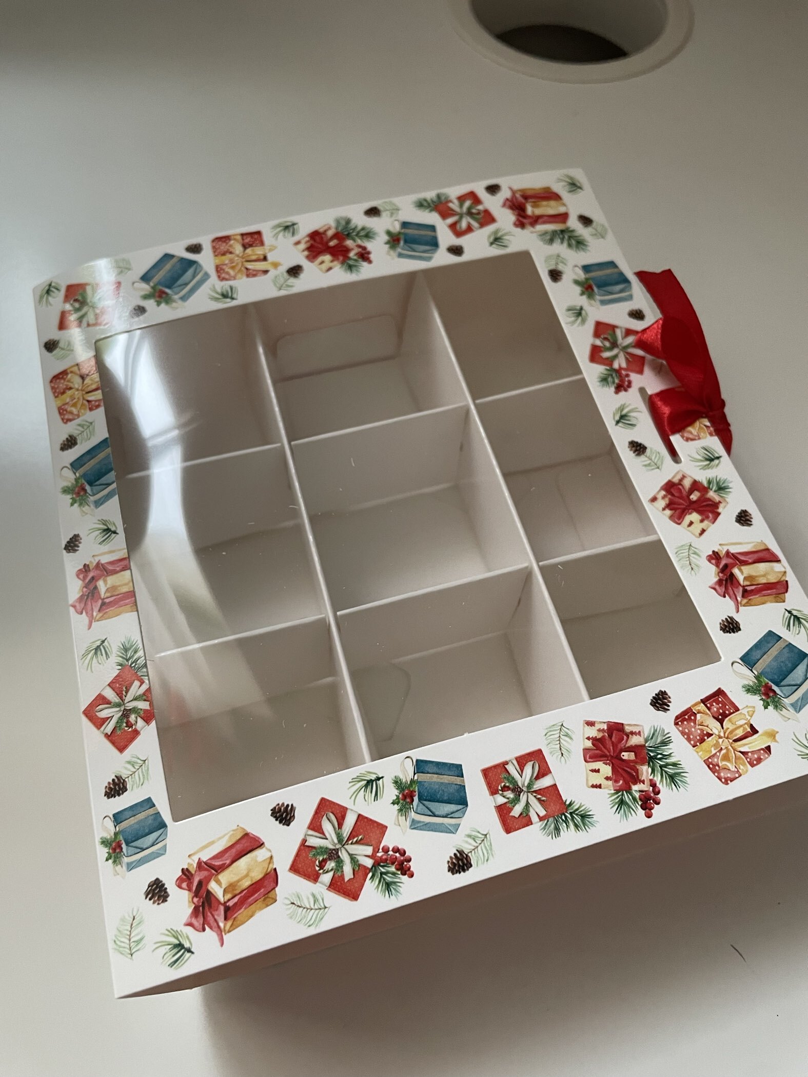 Фотография покупателя товара Коробка под 9 конфет с ячейками «С Новым годом!» 14.5×13.5×3.5 см - Фото 5