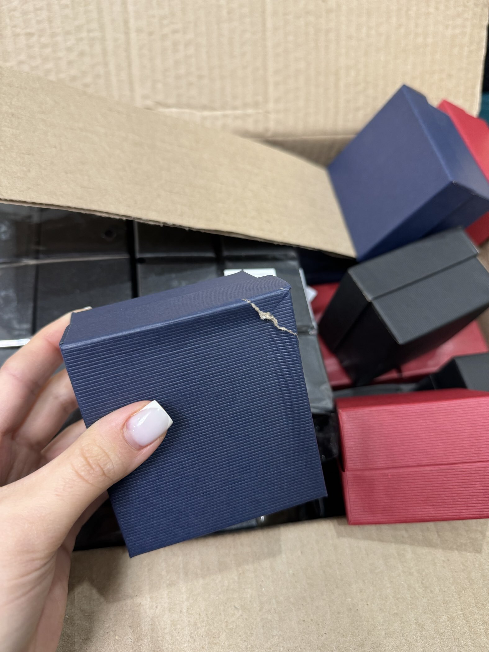 Фотография покупателя товара Коробочка подарочная под браслет, часы «Симпл», 8×8 см, (полезная часть 7.5×8 см,) МИКС, вставка микс - Фото 3