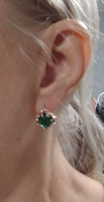 Фотография покупателя товара Серьги со стразами «Эдель» ромб, цвет зелёный в розовом золоте - Фото 3