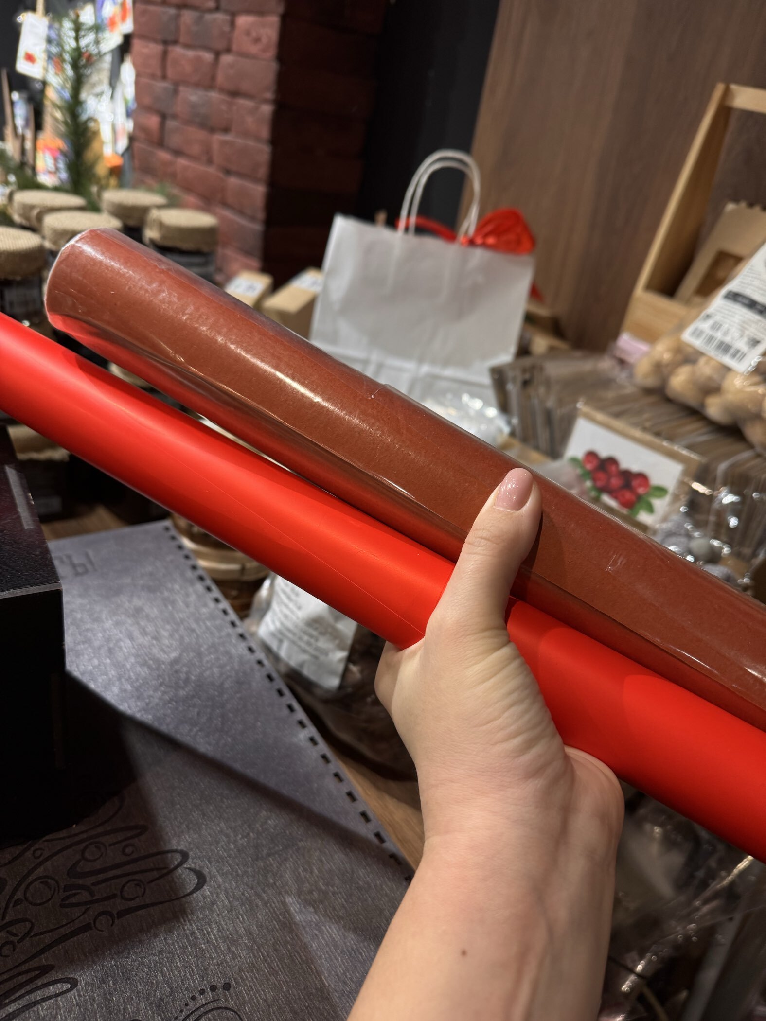 Фотография покупателя товара Бумага упаковочная крафт, красная, 0.70×10 м, 70 г/м² /м² - Фото 22