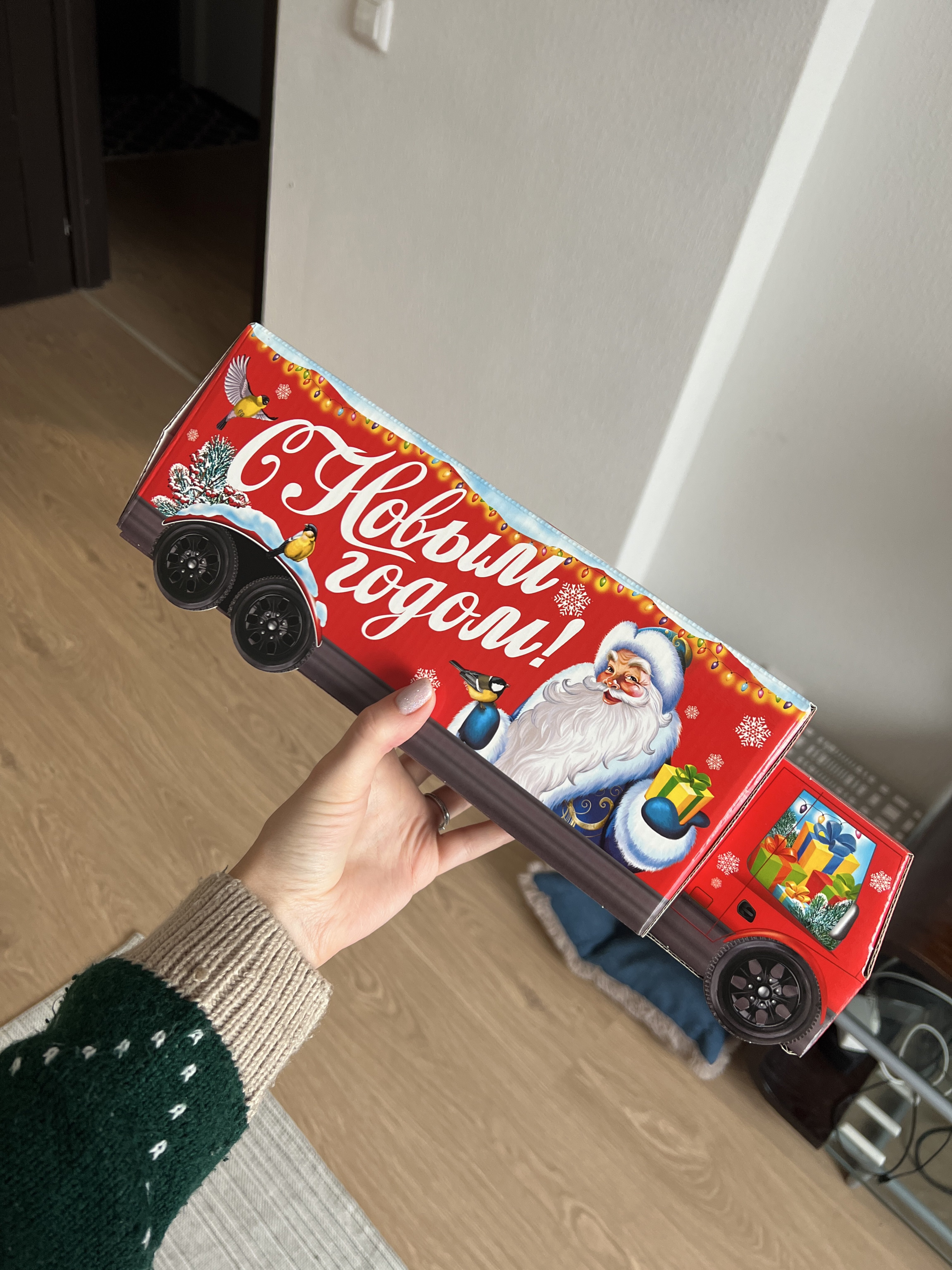 Фотография покупателя товара Подарочная новогодняя коробка «Сладкоежка», фура, 26×8.7×8.3 см - Фото 7