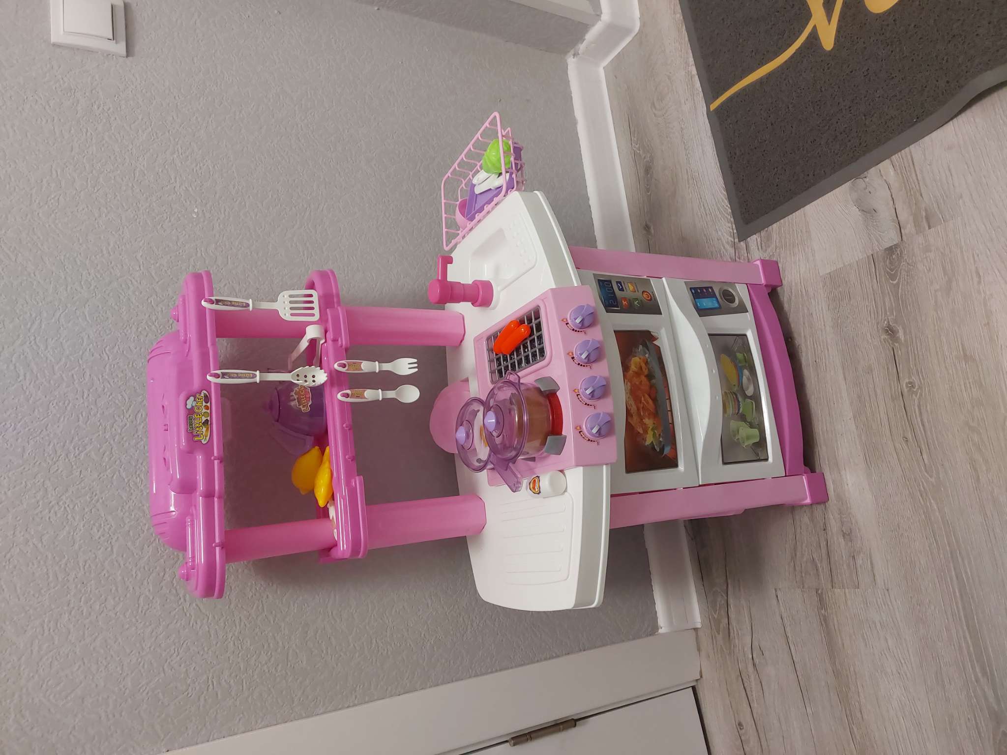 Фотография покупателя товара Игровой набор «Лучшая кухня» с аксессуарами, световые и звуковые эффекты, бежит вода из крана, 33 предмета, уценка - Фото 1