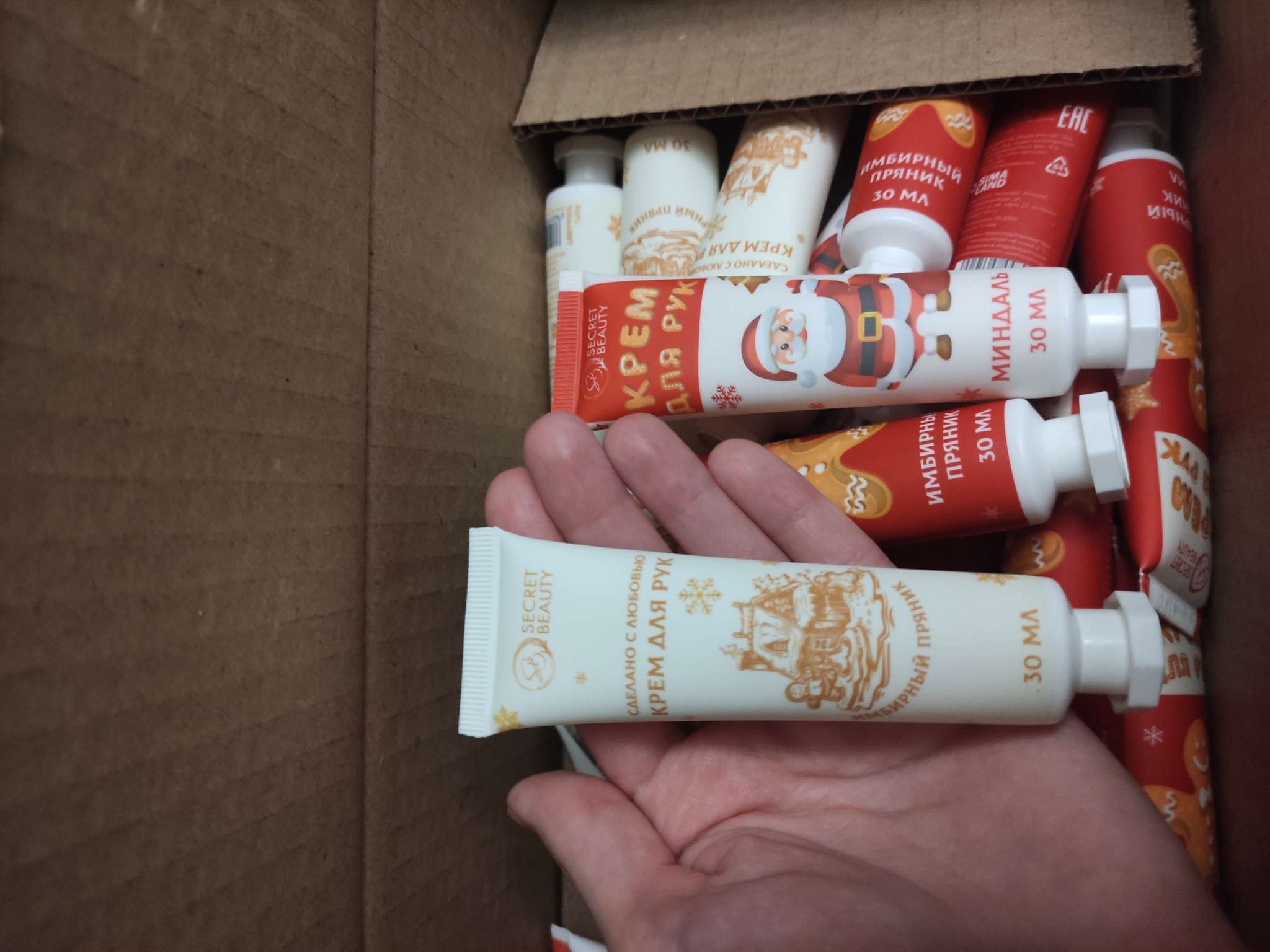 Фотография покупателя товара Новогодний крем для рук с ароматом имбирного пряника, увлажняющий, 30 мл - Фото 2