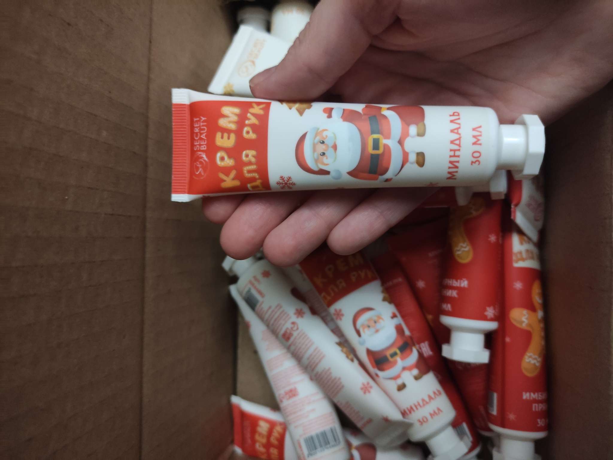 Фотография покупателя товара Новогодний крем для рук с ароматом имбирного пряника, увлажняющий, увлажняющий, 30 мл - Фото 3