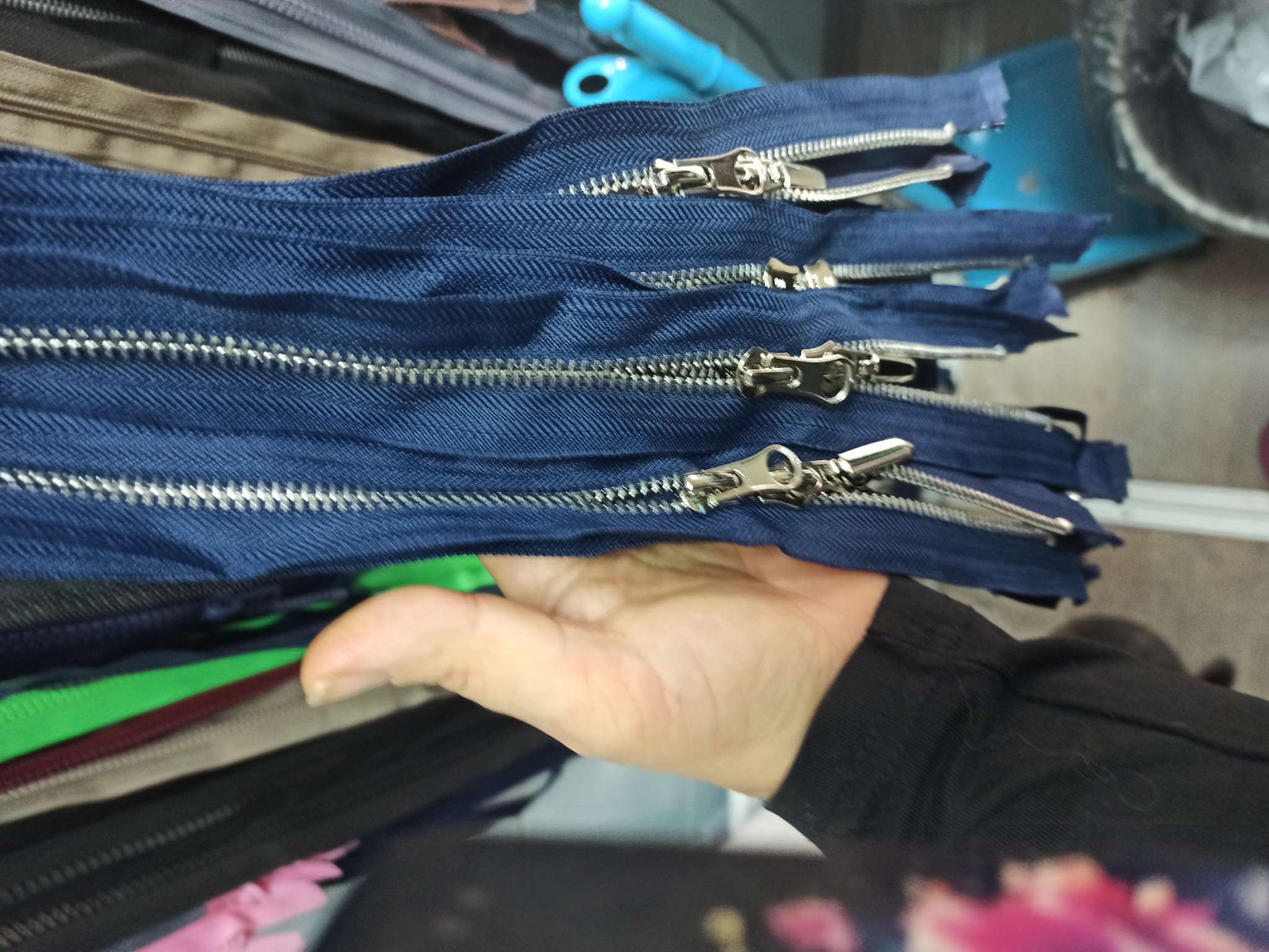 Фотография покупателя товара Молния металлическая, №5, 2 замка, разъёмная, замки автомат, 110 см, чёрная - Фото 1