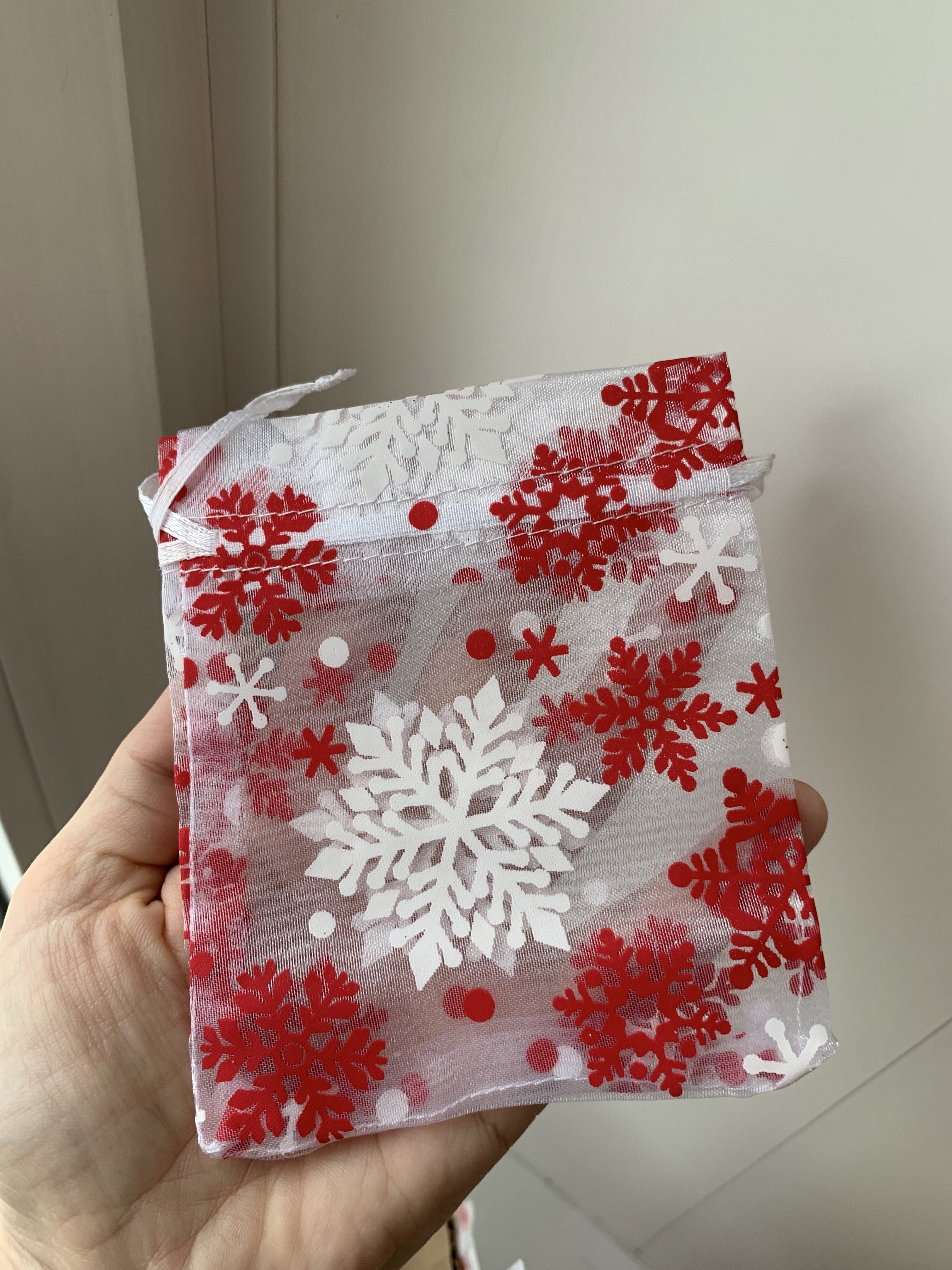 Фотография покупателя товара Мешочек подарочный новогодний органза «С Новым счастьем!», 10×12 см ± 1.5 см - Фото 2