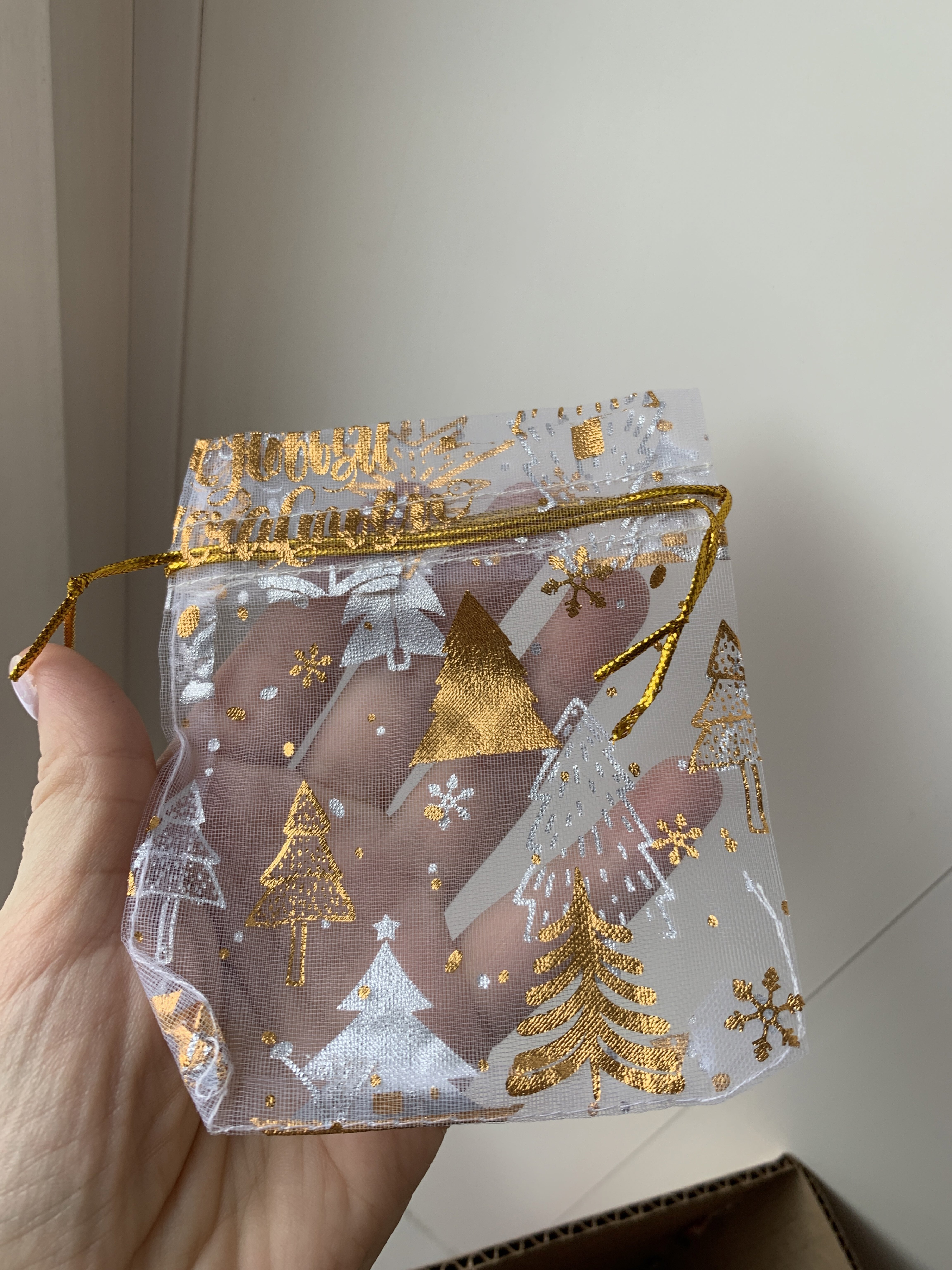 Фотография покупателя товара Мешочек подарочный новогодний органза «С Новым счастьем!», 10×12 см ± 1.5 см - Фото 1