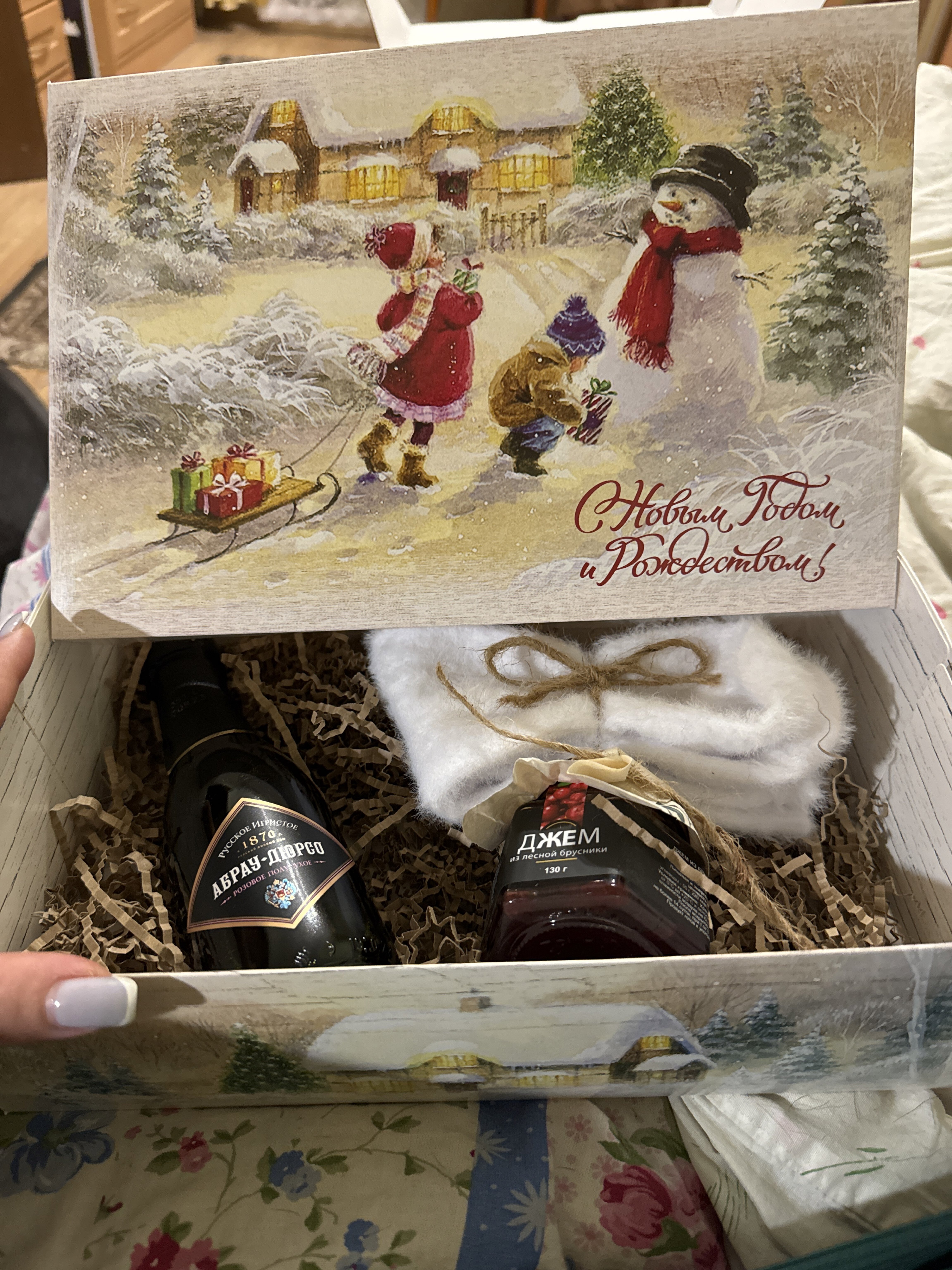 Фотография покупателя товара Коробка подарочная новогодняя складная, крышка-дно «С Новым Годом и Рождеством» 30×20×9 см - Фото 1