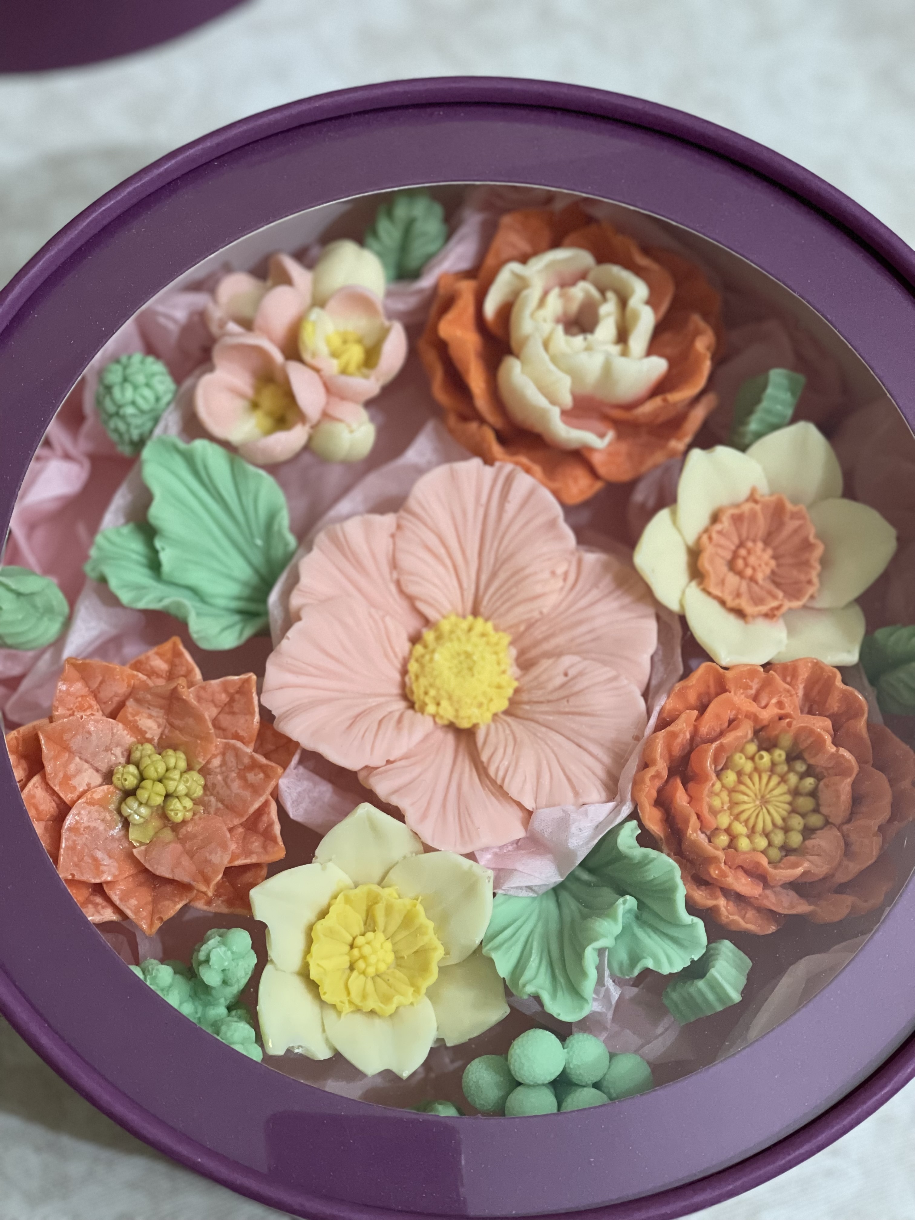 Фотография покупателя товара Подарочная коробка круглая Frilly сливовая, завальцованная с окном, 21×11 см - Фото 1