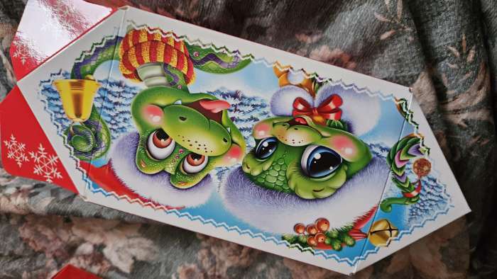 Фотография покупателя товара Подарочная коробка Новогодняя Конфета малая«Сладкая парочка» с игрой, анимацией 9.5×8×12 см - Фото 6