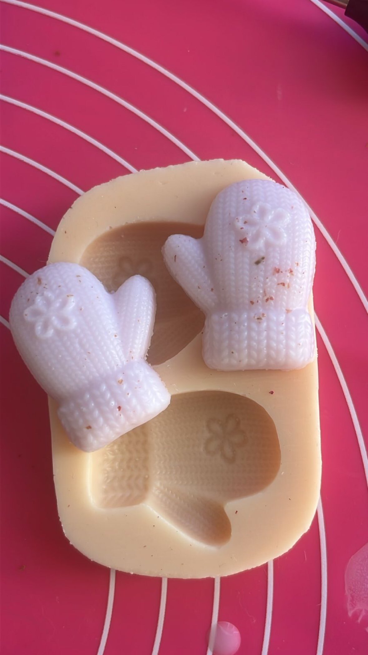 Фотография покупателя товара Новогодний молд силикон "Варежки" 4,2х3,3 см МИКС - Фото 1