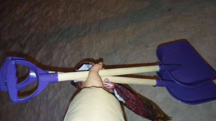 Фотография покупателя товара Лопата детская, деревянный черенок, 65 см, МИКС - Фото 3