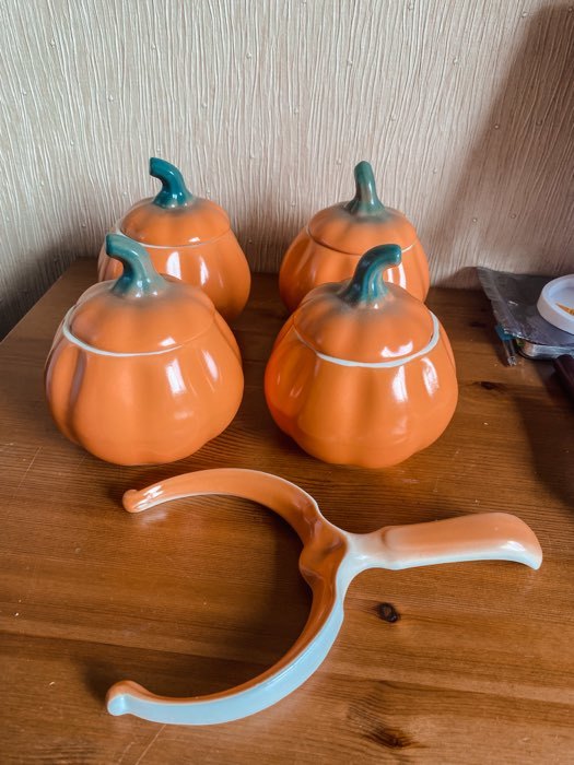 Фотография покупателя товара Набор для жаркого "Тыква", цвет оранжевый, 5 предметов: 4 горшка 0.8 л, рогач