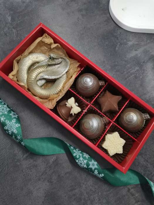 Фотография покупателя товара Коробка под 10 конфет новогодняя «Снежинки», 9.5×22×3.5 см - Фото 3