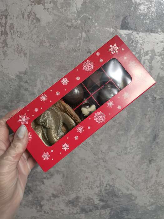 Фотография покупателя товара Коробка под 10 конфет новогодняя «Снежинки», 9.5×22×3.5 см - Фото 4