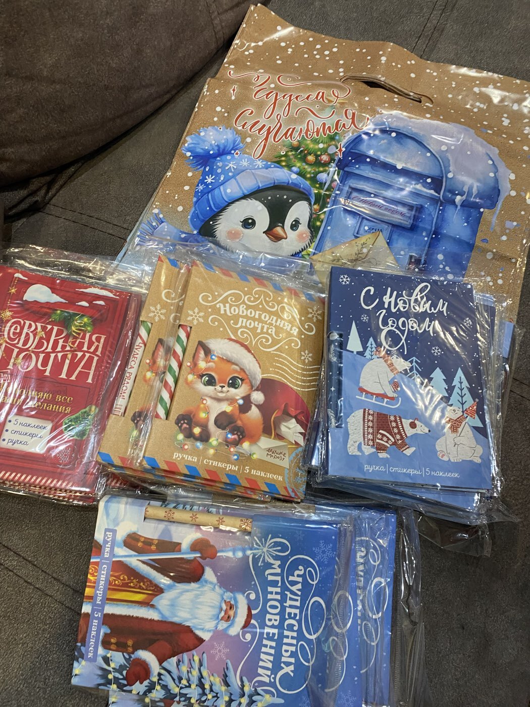 Фотография покупателя товара Подарочный набор новогодний, блок для записей 30 листов, ручка синяя паста, наклейки 5 шт. «Новогодняя почта» - Фото 1