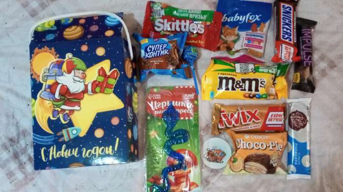 Фотография покупателя товара Подарочная новогодняя коробка «Космический привет», для сладких подарков, 14×5.5×19 см - Фото 6