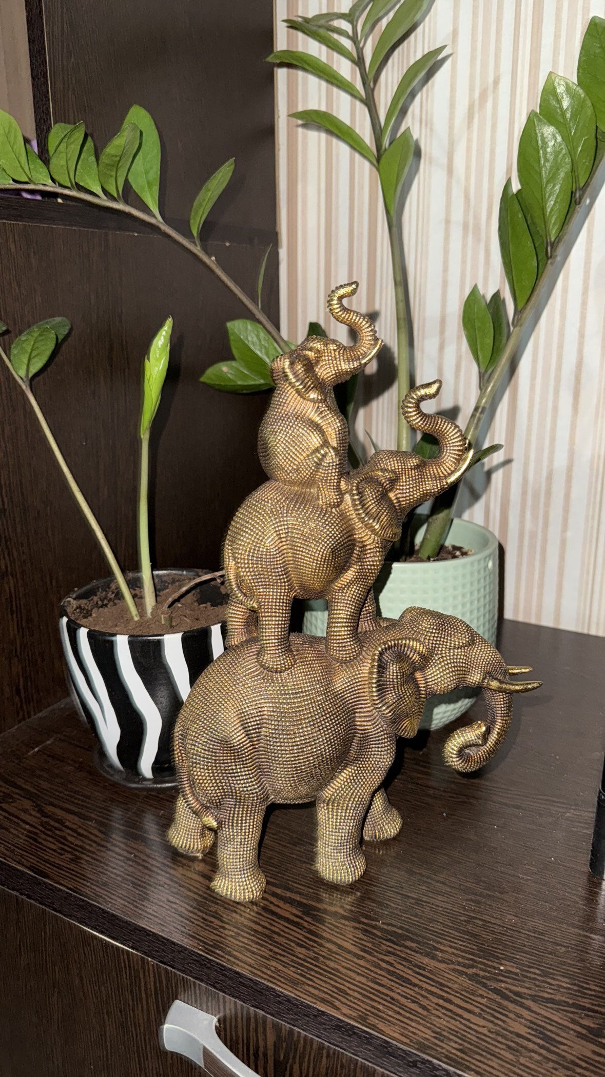 Фотография покупателя товара Фигурка 3D полистоун «Пирамида из слонов», т. золото, 20×7×30 см - Фото 1