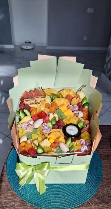 Фотография покупателя товара Пленка упаковочная для цветов и букетов, фуксия, 57×57 см - Фото 2