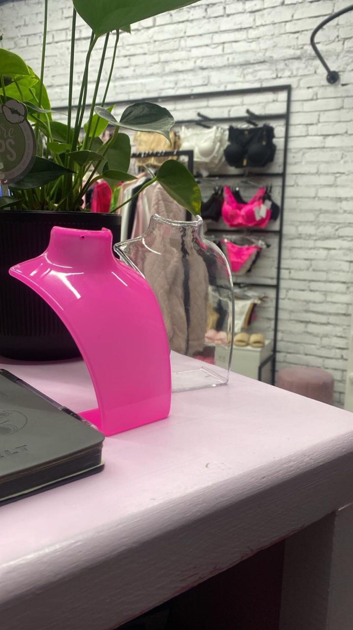 Фотография покупателя товара Бюст для украшений с отверстиями для серёжек QF, 13.5×10.5×20 см, h=20 см, чёрный, глянцевый - Фото 2