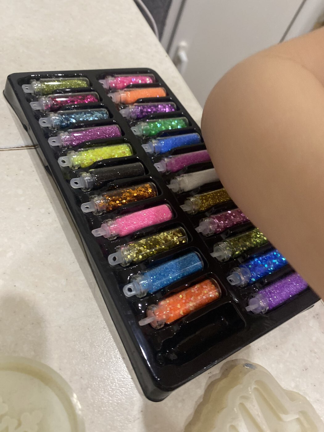 Фотография покупателя товара Блёстки для декора ногтей, мелкие/средние, в пластиковом органайзере, набор 24 бутылочки, разноцветные - Фото 1