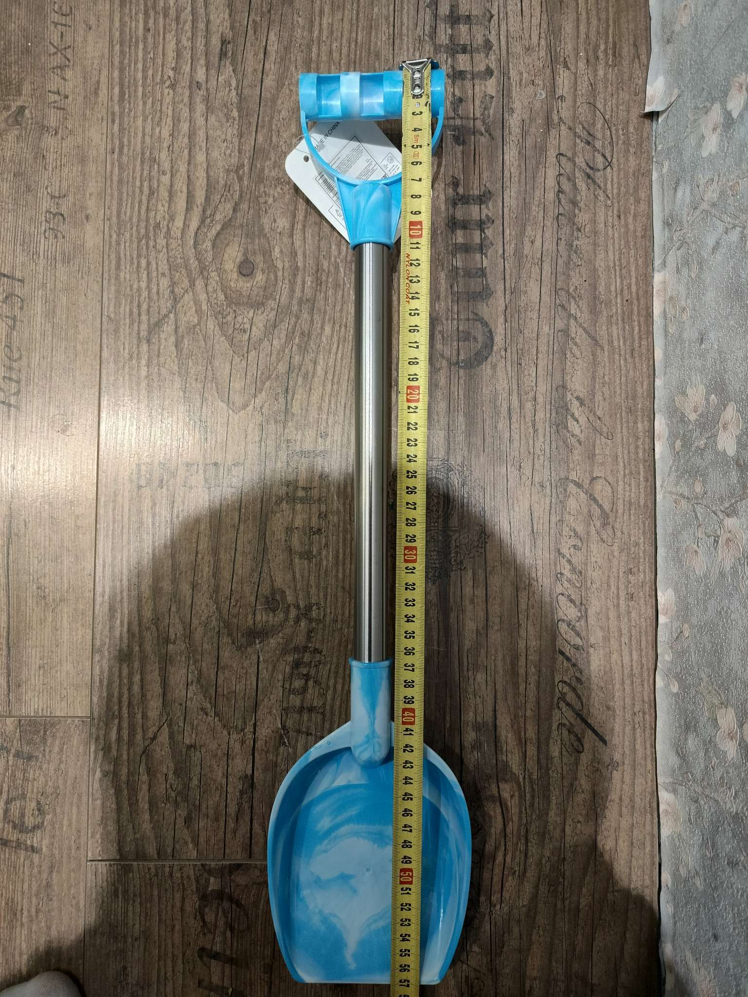 Фотография покупателя товара Лопатка с металлической ручкой «Зимние приключения», 57 см, МИКС - Фото 3