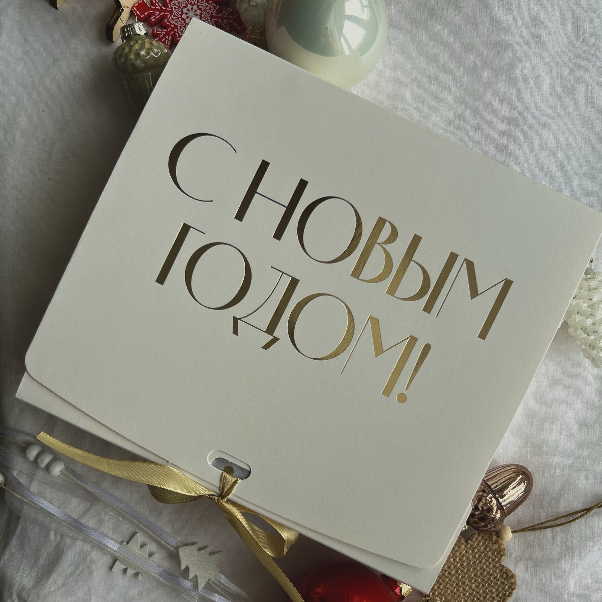 Фотография покупателя товара Коробка подарочная новогодняя складная «С Новым годом», тиснение, красная, 20×18×5 см - Фото 2