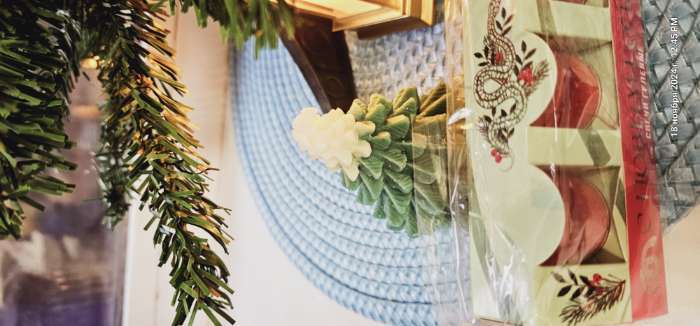 Фотография покупателя товара Свеча новогодняя «Ёлка», 5×5×9.5 см, соевый воск - Фото 1