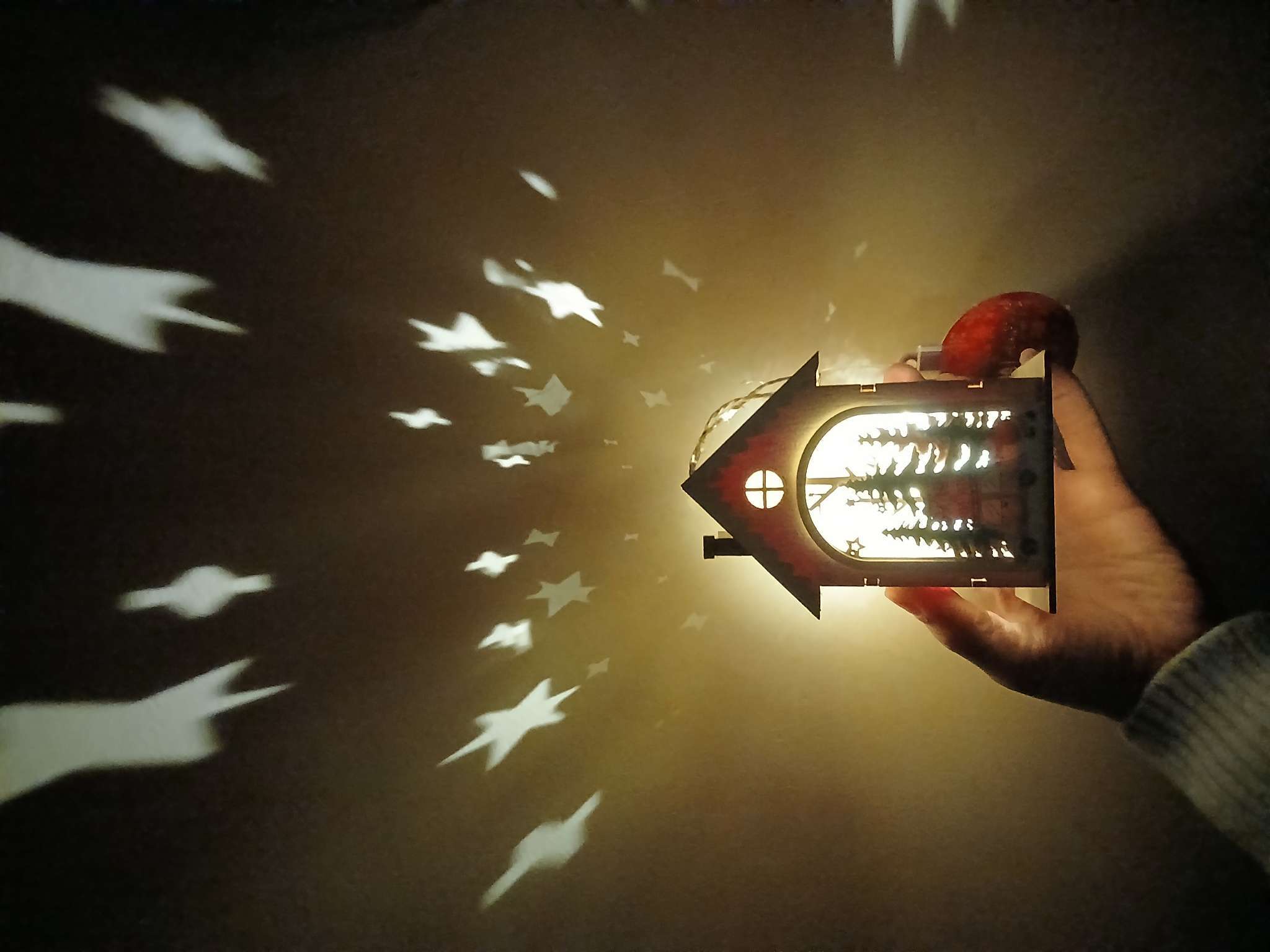 Фотография покупателя товара Ёлочная игрушка «Домик с Дедом Морозом и машиной», 8.2×4.2×7.3 см, от батареек, свечение тёплое белое - Фото 2