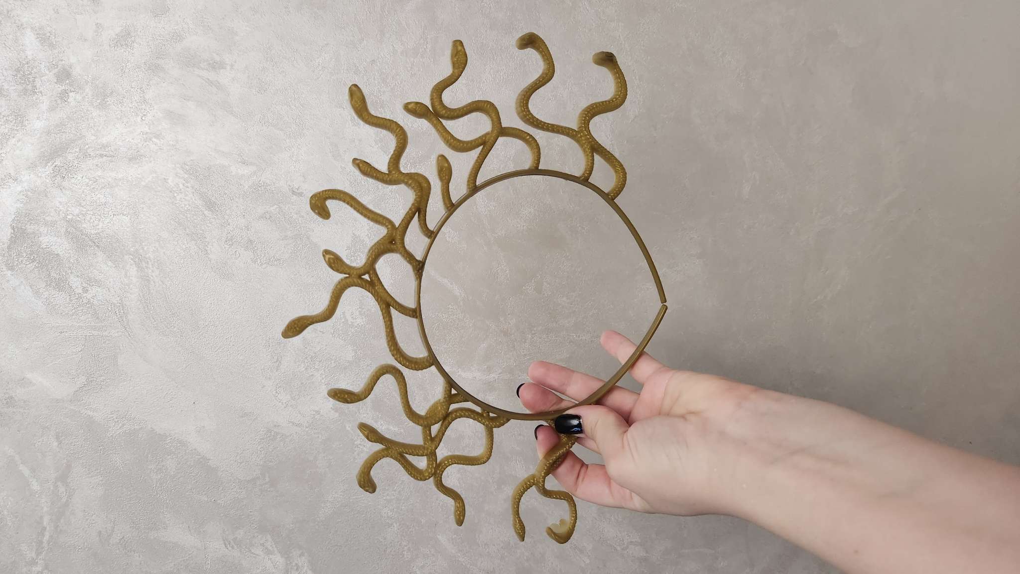 Фотография покупателя товара Карнавальный ободок «Горгона», золотой, 28×28 см - Фото 6