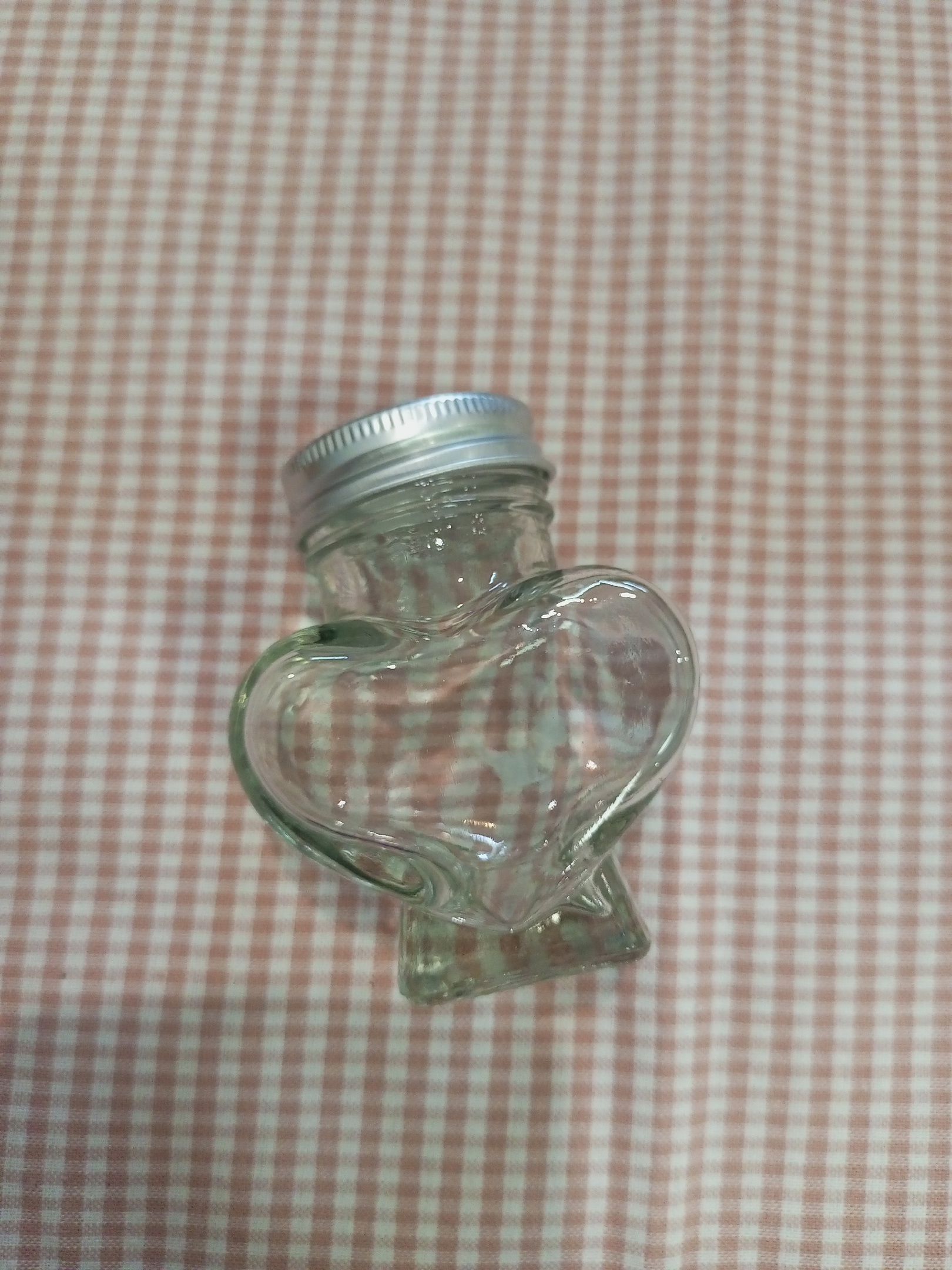 Фотография покупателя товара Банка стеклянная для хранения сыпучих продуктов «Сердце», 60 мл, 3,9×7,5 см, с пластиковой крышкой - Фото 3