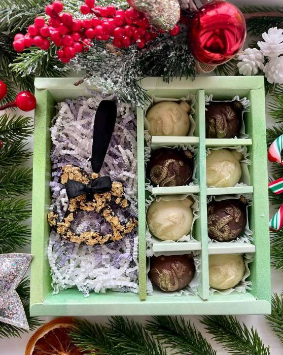 Фотография покупателя товара Коробка под 8 конфет и шоколад, с окном «Новогодние подарки», 17.7×17.8×3.8 см - Фото 4