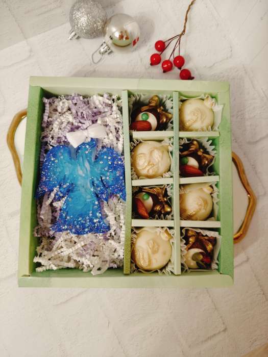 Фотография покупателя товара Коробка под 8 конфет и шоколад, с окном «Новогодние подарки», 17.7×17.8×3.8 см - Фото 5