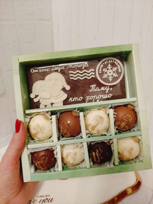 Фотография покупателя товара Коробка под 8 конфет и шоколад, с окном «Новогодние подарки», 17.7×17.8×3.8 см - Фото 6