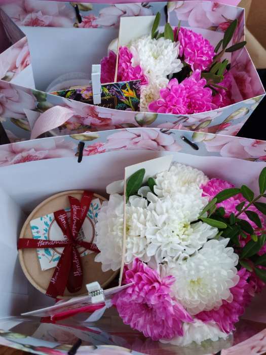 Фотография покупателя товара Пакет подарочный крафтовый с пластиковым окном, упаковка, «Beautiful», 24×20×11 см - Фото 6