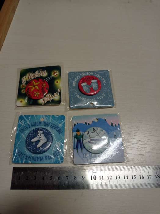 Фотография покупателя товара Значок новогодний закатной d=35 мм «Коньки» 6.5×6.5 см - Фото 1