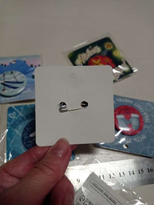 Фотография покупателя товара Значок новогодний закатной d=35 мм «Коньки» 6.5×6.5 см - Фото 2